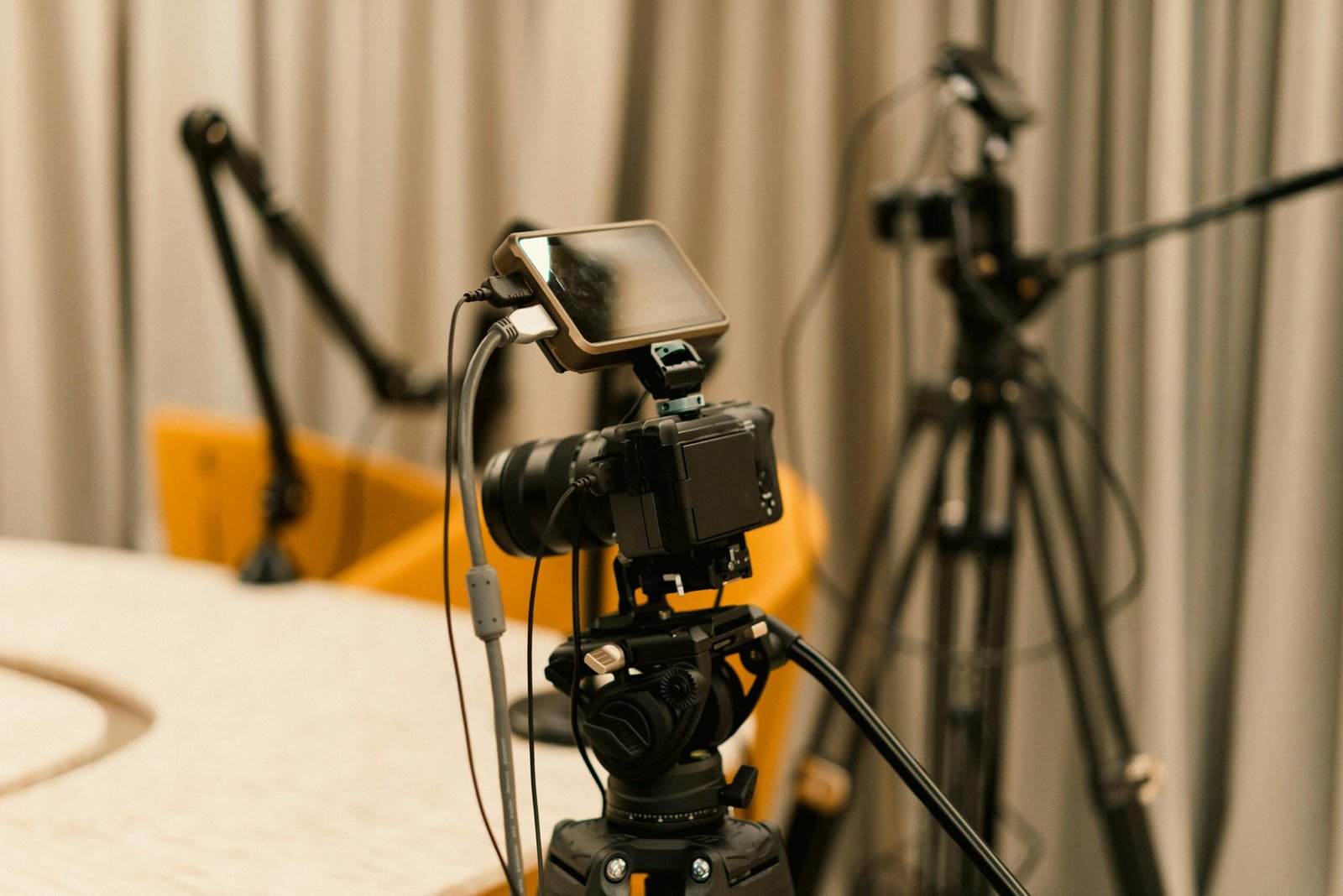 YouTuber filming a video with a camera connected to an external microphone for clear audio recording